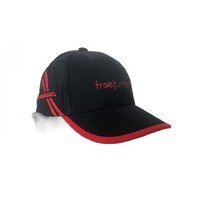 Cappellino nero e rosso